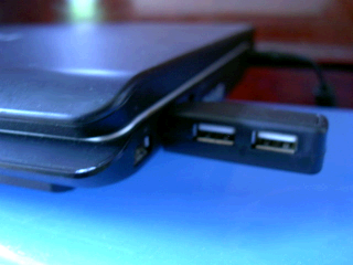 dynabookに装着した100円の2ポートUSBハブ(USB2.0対応)