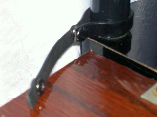 テレビラック支柱に取り付けたボタン付き黒革ベルト