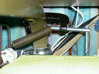 PCラック上のワイヤーラティス棚をスプリングとC型クランプで固定(左)