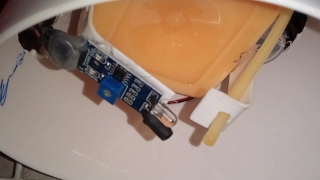 浴室洗面台に設置の壁掛けタイプの自作タッチレスセンサー式オートディスペンサー3号機のセンサーと吐出チューブの取り付け方法