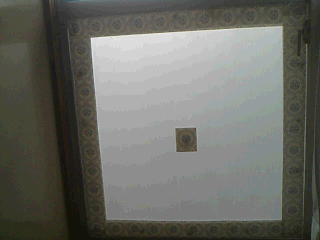 ブルタックを目立たなくする目的でプラダン両面にキャンドゥの壁紙シートを貼ったガラス戸
