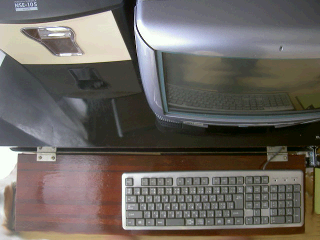 テレビラックに取り付けたキーボードテーブル