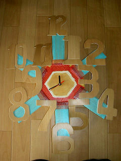 カウンターチェア用のフロアシート上で撮影したリメイク壁掛け時計タイプB