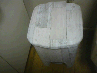 キャンドゥの壁紙シートを貼ったキッチンのゴミ箱