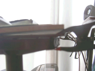 ワイヤーラティス＋木の板＋強力クランプによるキーボード・マウステーブルテーブルを横から見た図