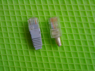 フラットケーブル用RJ45プラグ(左)と丸ケーブル用RJ45プラグ(右)