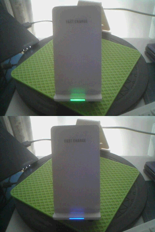 電源ONで一瞬、緑、青の順にLEDが点灯後、消灯という挙動が正常なのか不明なQC 3.0対応スタンド式ワイヤレス充電器