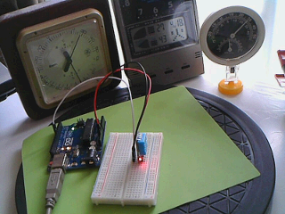温度・湿度付きデジタル時計・アナログ温湿度計とブレッドボード上のDHT11互換モジュール