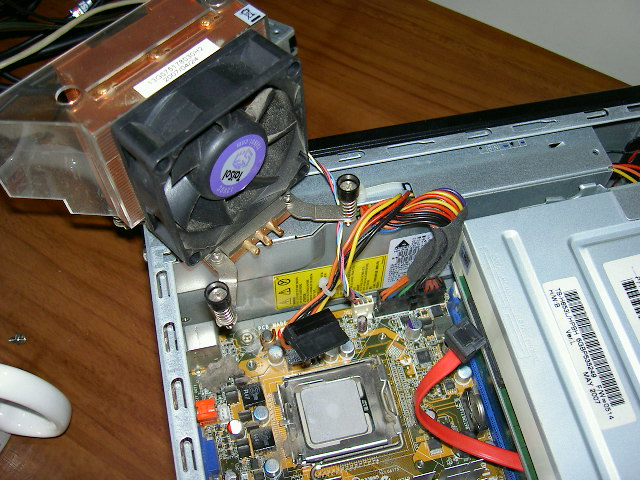 HP Pavilion Slimline s3140jpのRAM交換の為に外す必要のある内蔵CD/DVDドライブを外す為にCPUファンを外した写真