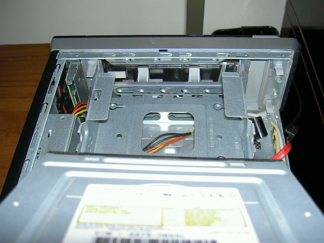 HP Pavilion Slimline s3140jpの内蔵CD/DVDドライブを外した写真1