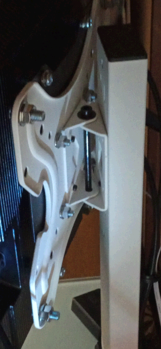 スマートテレビHisense 40C35R 40インチにFitueyesテレビスタンドのVESAプレート＋suptek VESA変換プレート